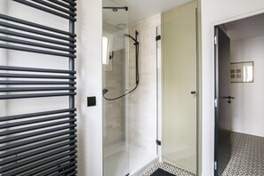 Dusche, Haartrockner, Handtücher