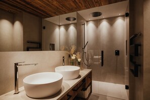 Doccia, asciugacapelli, bidet, asciugamani