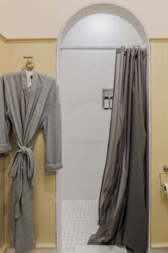 Goldenrod -Upscale 2 Bedroom at Petite Acres