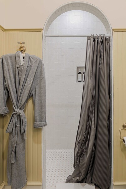 Goldenrod -Upscale 2 Bedroom at Petite Acres