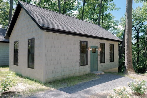 Goldenrod -Upscale 2 Bedroom at Petite Acres
