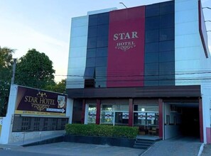 Vista frontal de la propiedad