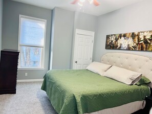 2 عدّة غرف نوم ومكواة/لوح كي وواي فاي مجانًا وملاءات أسرّة