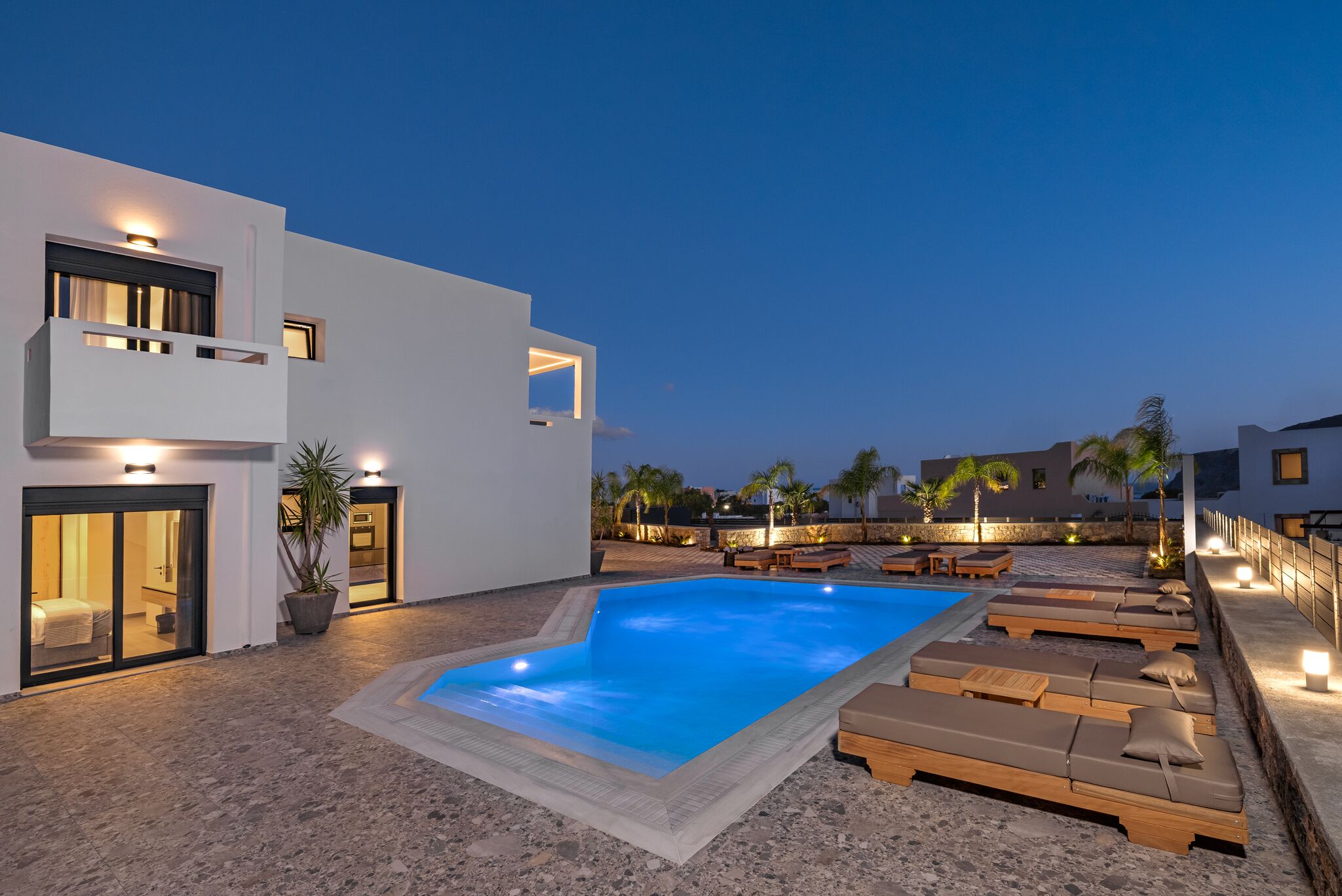 Utomhuspool, parasoller och solstolar