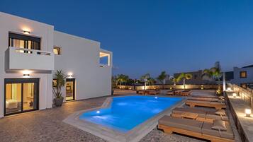 Utomhuspool, parasoller och solstolar