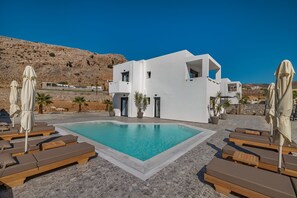屋外プール、プール パラソル、サンラウンジャー