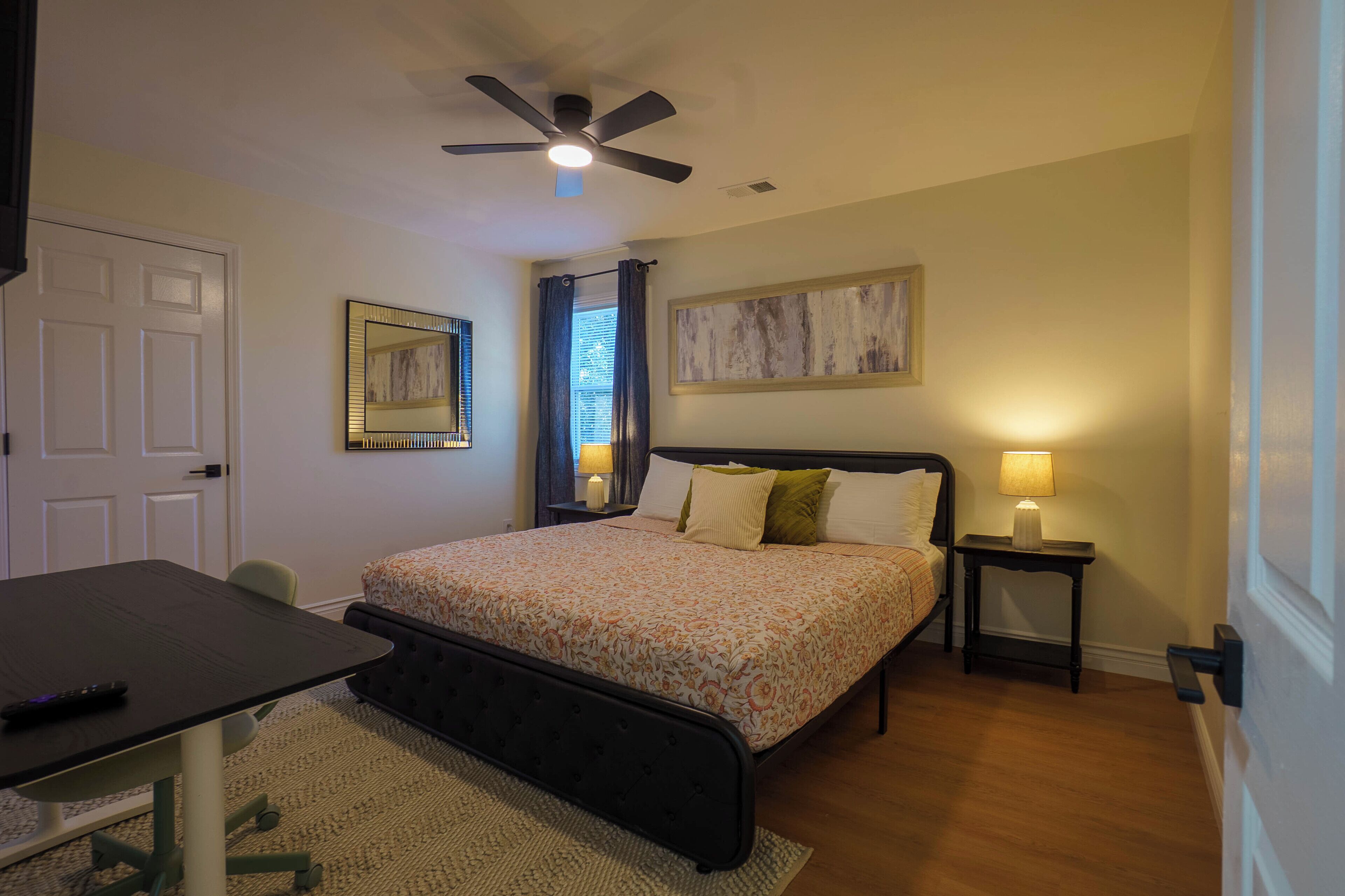 办公桌、熨斗/熨衣板、免费 WiFi、床单