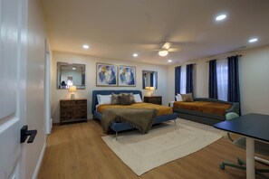 Escritorio, tabla de planchar con plancha, wifi gratis y ropa de cama 