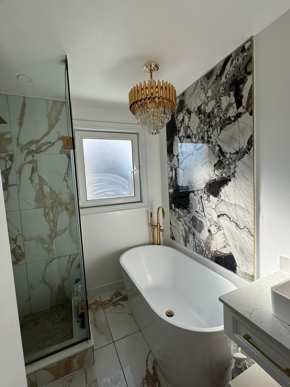 Douche, sèche-cheveux, serviettes fournies, savon