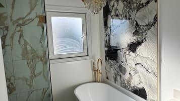 Douche, sĂšche-cheveux, serviettes fournies, savon