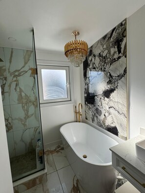 Shower, hair dryer, towels, soap - Home Stay Trip Connector (Toronto)