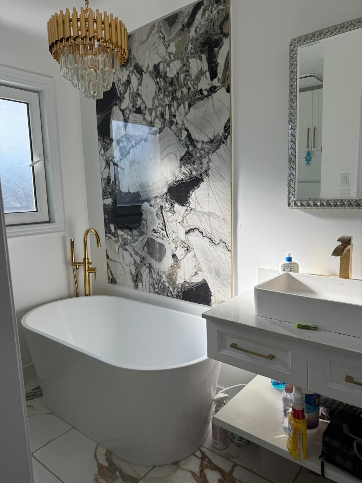 Douche, sèche-cheveux, serviettes fournies, savon