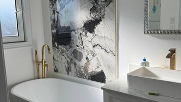 Douche, sĂšche-cheveux, serviettes fournies, savon