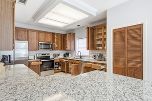 Fridge, microwave, oven, stovetop - Bright & Cozy 4B Retreat in Frisco (Frisco)