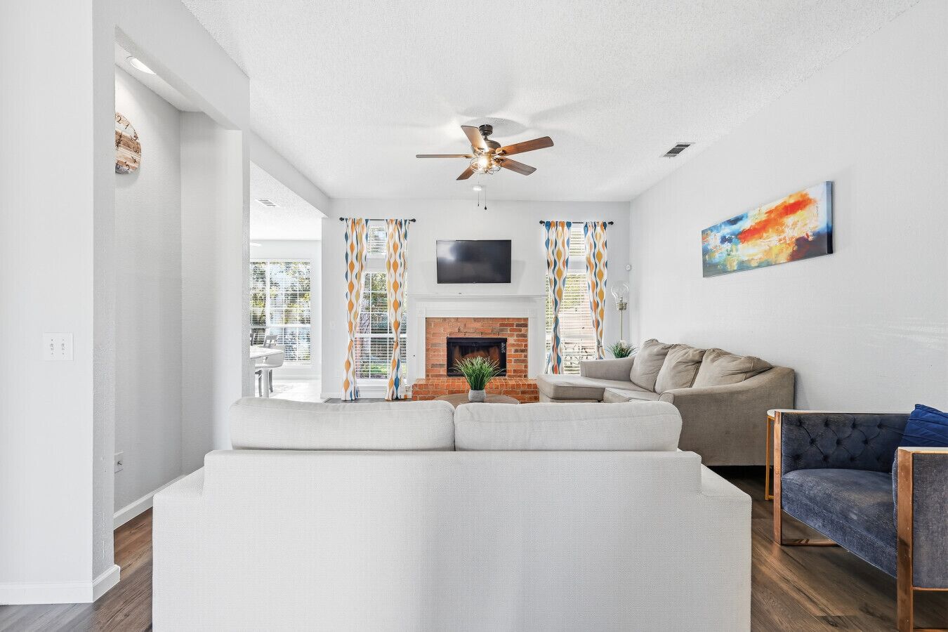 Televisio, takka, stereot, tulostin