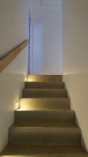 A staircase with wooden handrails and built-in lighting. - 3-bedroom house, 115 m², with a garden in Saint-Malo, near Saint-Servan   (Saint-Malo)