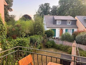 A residential area with a house, a balcony, and surrounding greenery. - 3-bedroom house, 115 m², with a garden in Saint-Malo, near Saint-Servan   (Saint-Malo)
