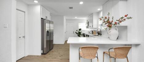 Kjøleskap, mikrobølgeovn, ovn og oppvaskmaskin