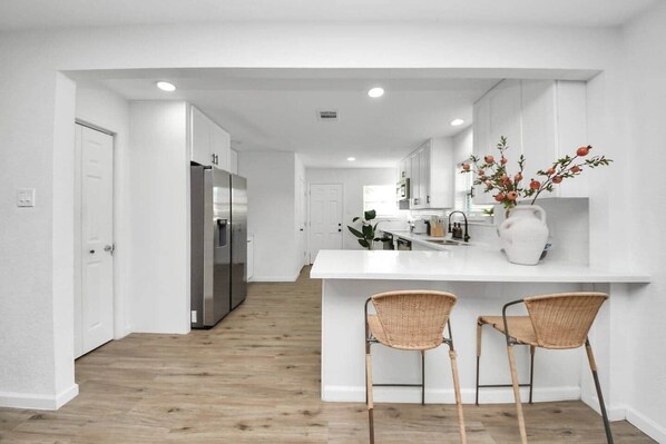 Fridge, microwave, oven, dishwasher - Springrock Urban Getaway| POOL (Houston)