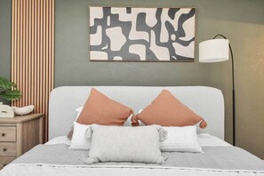 4 bedrooms, iron/ironing board, WiFi, bed sheets - Springrock Urban Getaway| POOL (Houston)