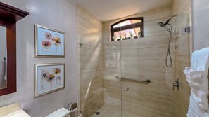 Dusche, Haartrockner, Handtücher, Seife