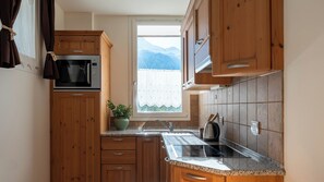 Fridge, microwave, oven, stovetop - Fiorini 4 - One Bedroom Apartment, Sleeps 5 (Bormio)