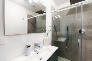 Een douche, een haardroger, een bidet, handdoeken