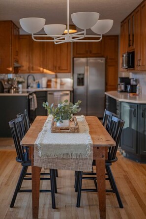 Fridge, microwave, oven, stovetop - Central Oasis | Private Pool - KNG BD & Game Room (Lynchburg)
