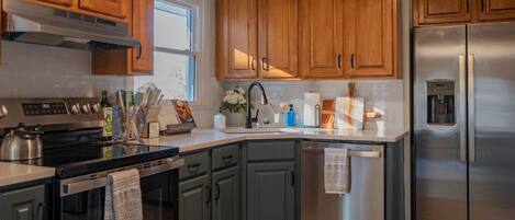 Een koelkast, een magnetron, een oven, een kookplaat