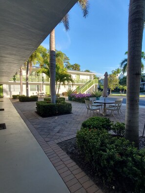Outdoor dining - Just Listed:  Cozy 1-bedroom condo in fabulous Olde Naples near downtown (Naples)