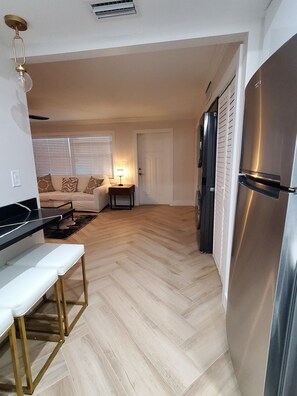 Interior - Just Listed:  Cozy 1-bedroom condo in fabulous Olde Naples near downtown (Naples)