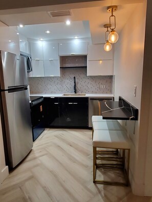 Private kitchen - Just Listed:  Cozy 1-bedroom condo in fabulous Olde Naples near downtown (Naples)