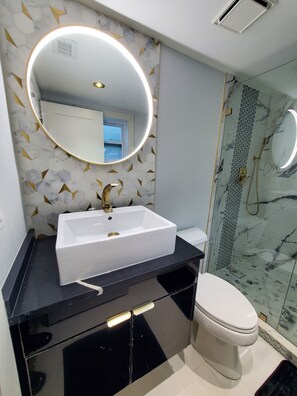 Hair dryer, towels, soap, toilet paper - Just Listed:  Cozy 1-bedroom condo in fabulous Olde Naples near downtown (Naples)