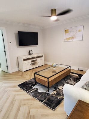 Living area - Just Listed:  Cozy 1-bedroom condo in fabulous Olde Naples near downtown (Naples)