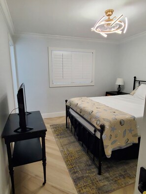Iron/ironing board, Internet, bed sheets - Just Listed:  Cozy 1-bedroom condo in fabulous Olde Naples near downtown (Naples)