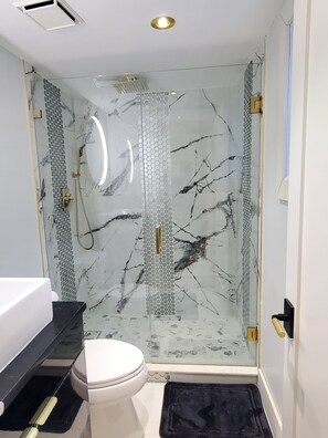 Hair dryer, towels, soap, toilet paper - Just Listed:  Cozy 1-bedroom condo in fabulous Olde Naples near downtown (Naples)