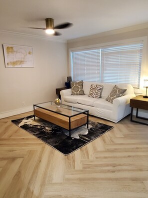 Living area - Just Listed:  Cozy 1-bedroom condo in fabulous Olde Naples near downtown (Naples)