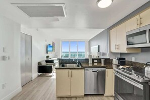 Jääkaappi, mikroaaltouuni, uuni, liesi