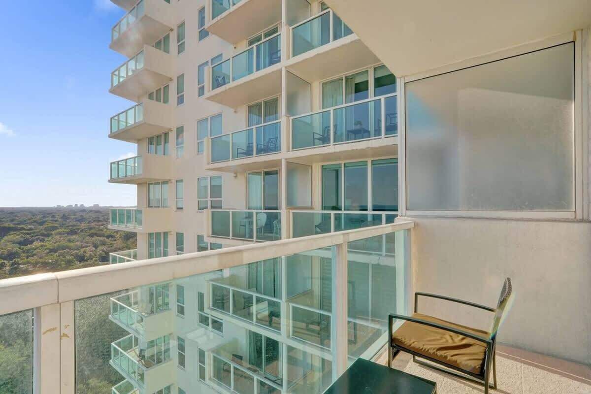 Un immeuble moderne à plusieurs étages, doté de balcons et de grandes fenêtres.
