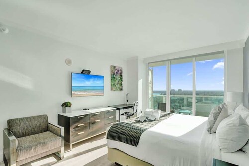 Coconut Grove Getaway | Stylish Studio w/ Views