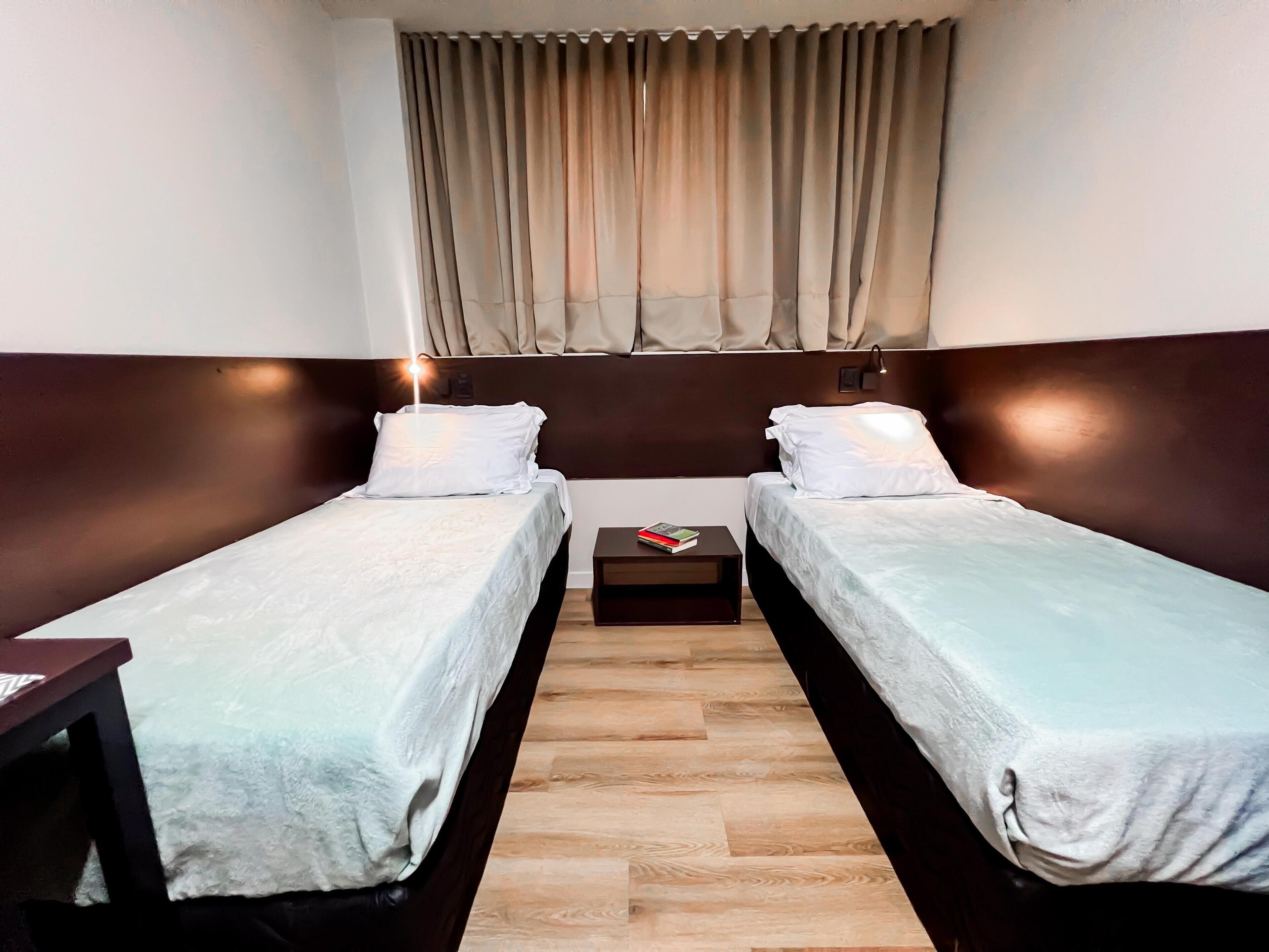 Bureau, espace de travail pour ordinateur portable, Wi-Fi gratuit