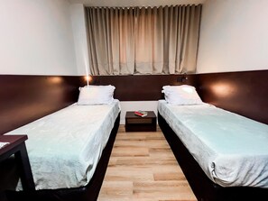 Suíte clássica | Escrivaninha, espaço de trabalho para notebook, quartos à prova de som