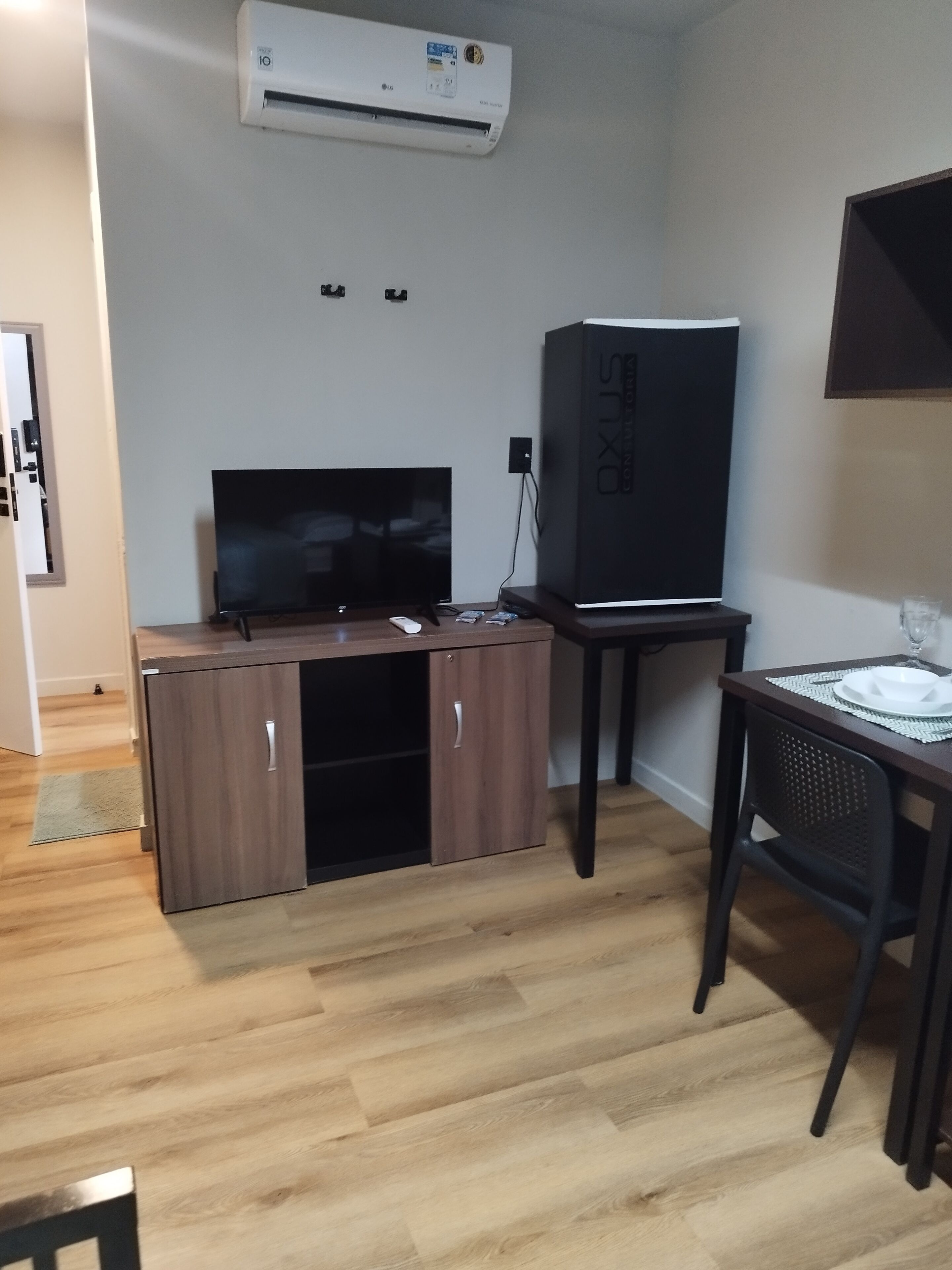 Classic Suite | Desk, laptop workspace, free WiFi