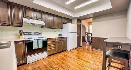 Spacious 6-bedroom house in tranquil Colorado Springs near everything