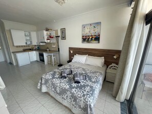 Tabla de planchar con plancha, wifi y ropa de cama 