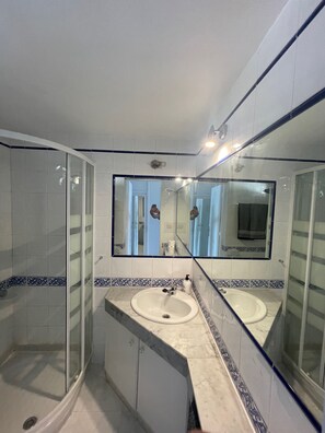 Ducha, secador de pelo, toallas, jabón