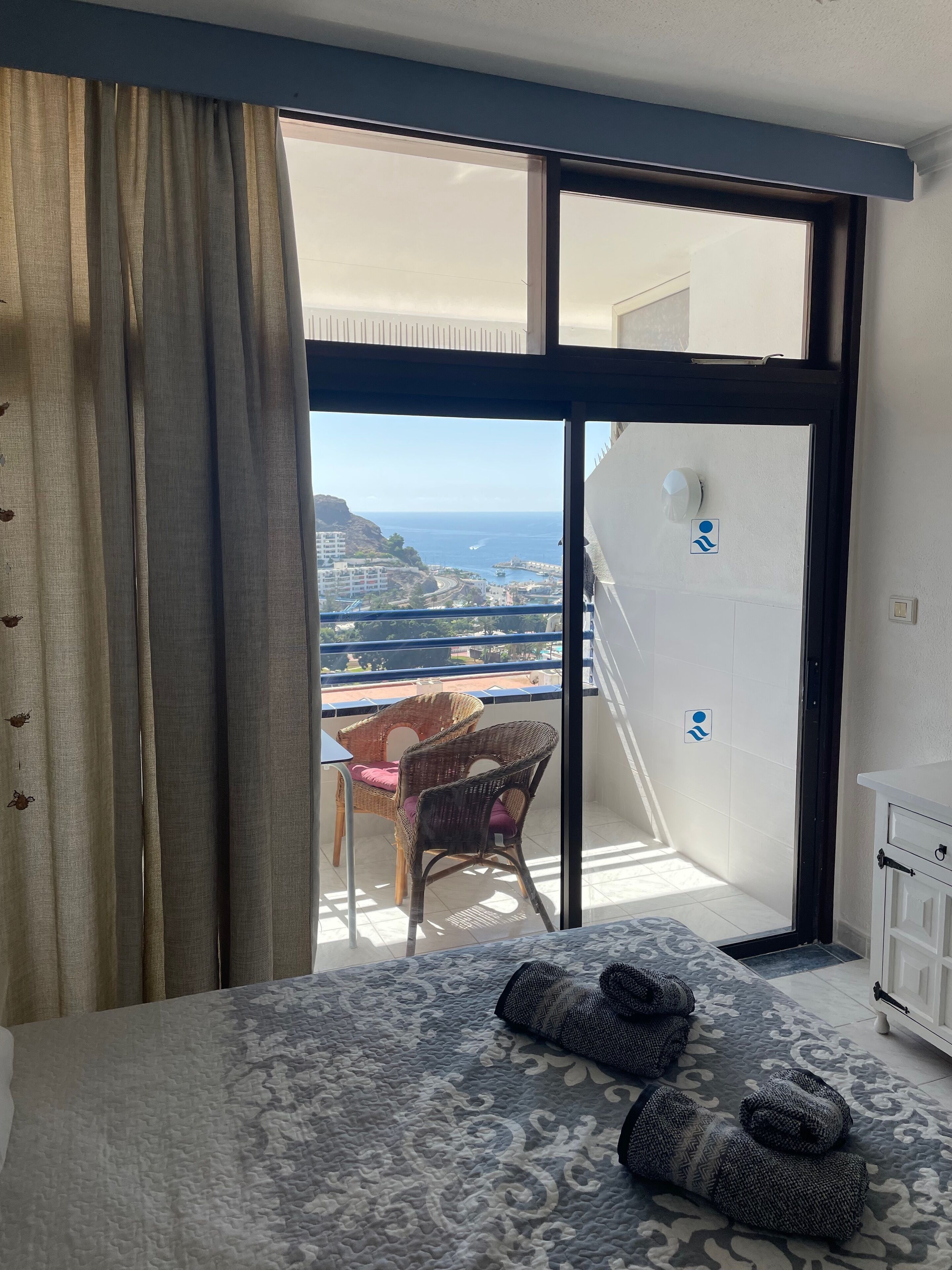 Tabla de planchar con plancha, wifi, ropa de cama