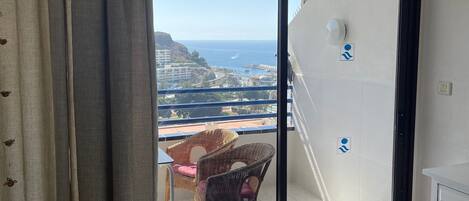 Tabla de planchar con plancha, wifi, ropa de cama