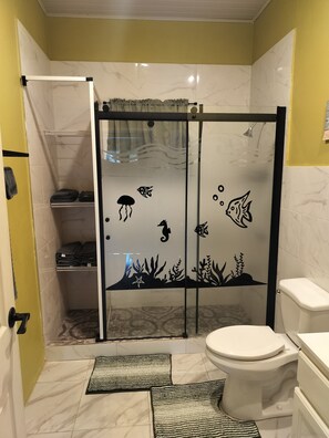 Shower, towels, soap, toilet paper - Perfect 2-bedroom house in Bethany Dist, St. Elizabeth for your hide-away stay. (Watchwell P.O.)