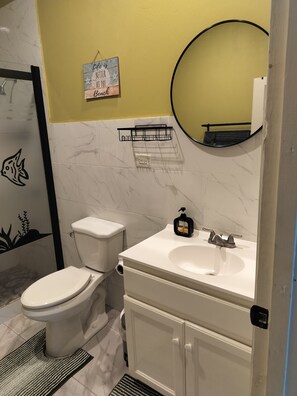 تجهيزات دش، مناشف، صابون، ورق حمّام